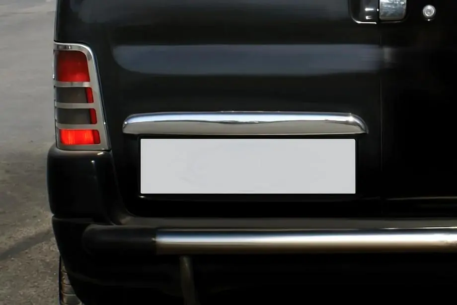 Citroen Berlingo 1996–2008 Sierlijst boven kentekenplaat (2-deurs, RVS) Foto 1