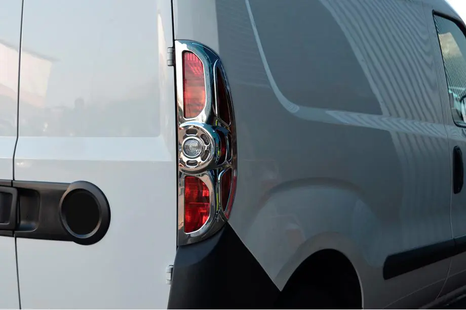 Opel Combo 2012–2018 Chromen achterlichtomlijsting (2012-2015, 2 stuks, kunststof) Image