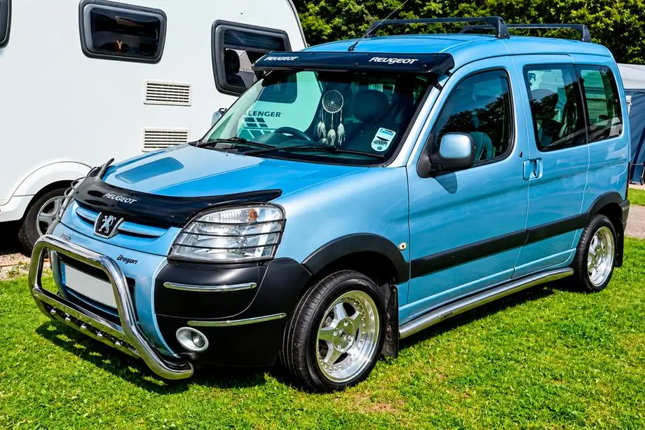 Peugeot Partner 1996–2008 Bullbar WT004 (RVS) Image