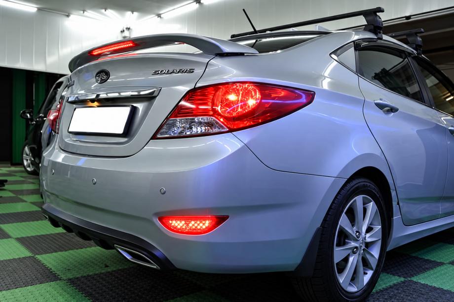 Hyundai Accent 2011–2017 Spoiler Niken V2 (spuitklaar) Foto 3