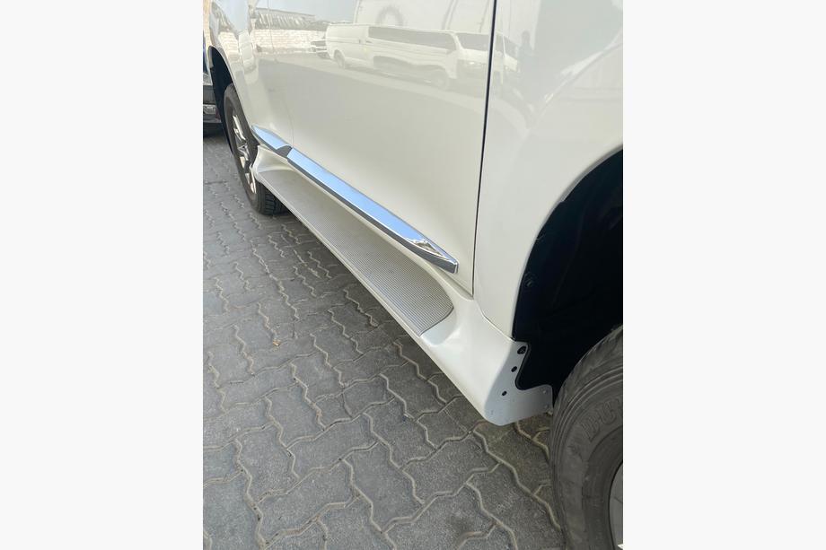 Toyota Land Cruiser Prado 150 2009–2023 Side steps GX-style (2 stuks, aluminium) Witte kleur (zwarte opstap) Foto 4