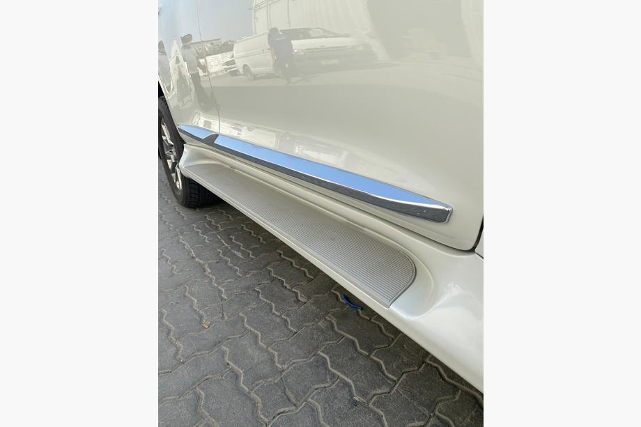 Toyota Land Cruiser Prado 150 2009–2023 Side steps GX-style (2 stuks, aluminium) Witte kleur (zwarte opstap) Foto 5