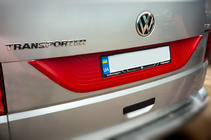 Volkswagen T6 2015–2024 Kunststof sierlijst voor kofferklep Rood foto 2
