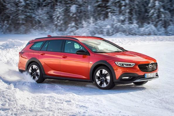 Terreinwaardige Opel Insignia Country Tourer stationwagen