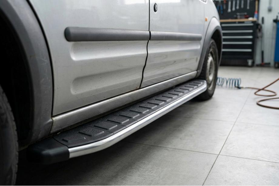 Ford Connect 2006–2009 Fullmond side steps (set van 2, aluminium) Image