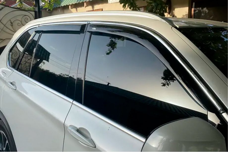 BMW X5 F15 2013–2018 Raamdeflectors met chroomstrip (4 stuks, HIC) Image
