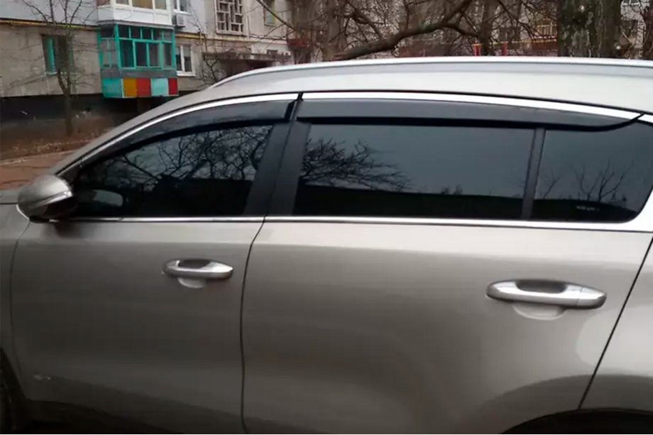 Kia Sportage 2015–2021 Raamdeflectors met chroomstrip (4 stuks, HIC) Image