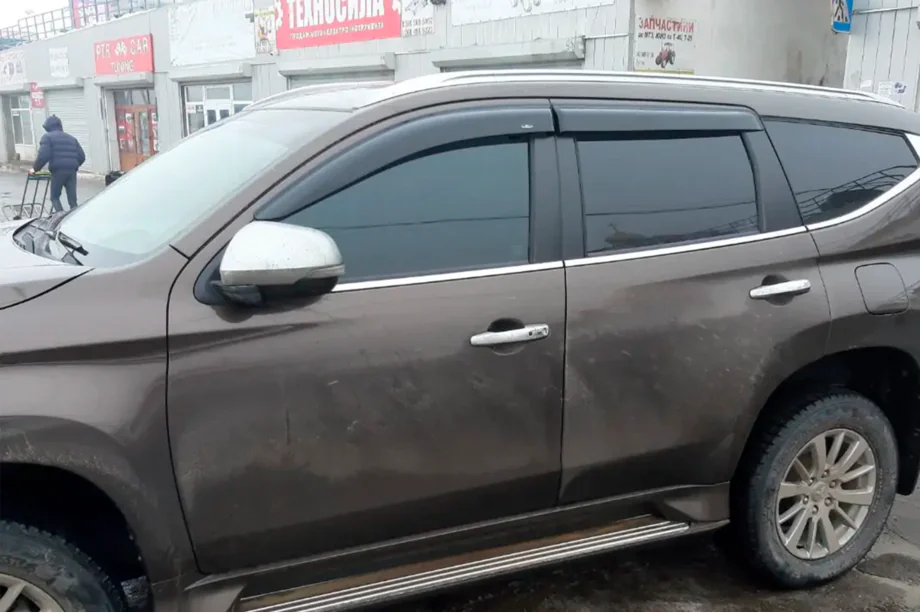 Mitsubishi Pajero Sport 2015– Raamdeflectoren (4 stuks, HIC) Image