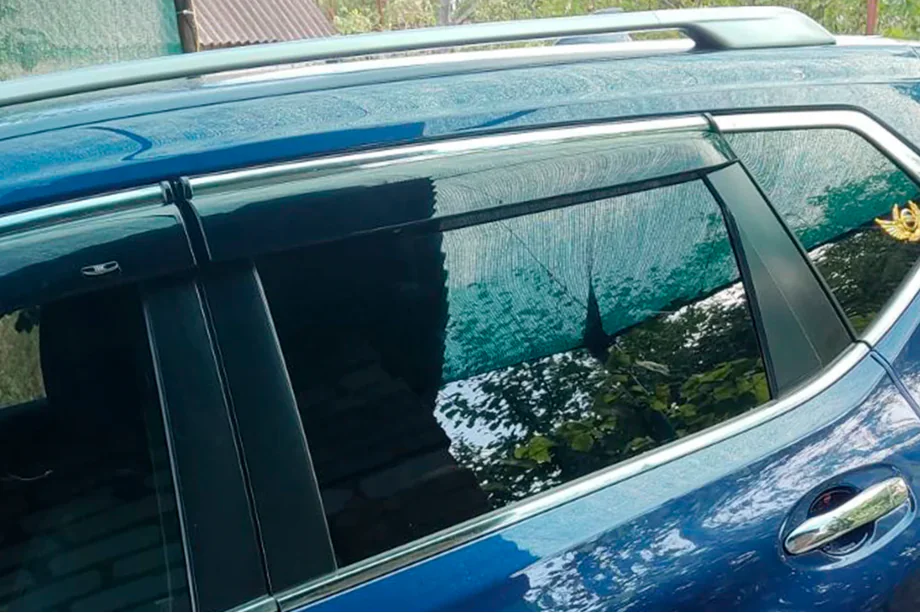 Nissan X-trail T32/Rogue 2014–2021 Raamdeflectors met chroomstrip (4 stuks, HIC) Foto 3