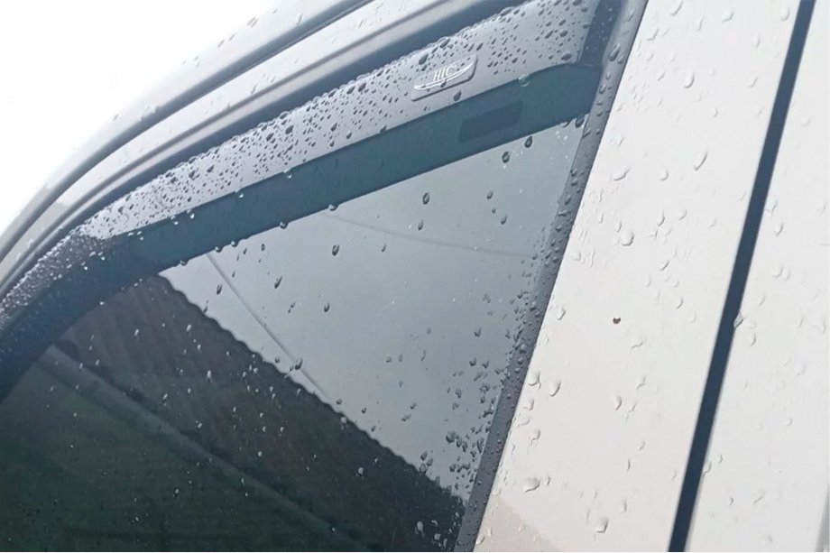 Volkswagen T5 Caravelle 2004–2010 Insteek raamwindschermen (2 st., HIC) Foto 3