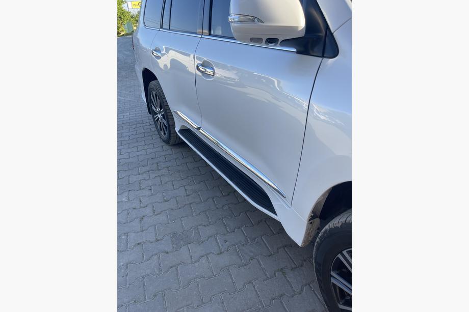 Lexus LX570/450d 2008–2022 Zijskirts (Lexus 2016+ design) Zwarte kleur Foto 3