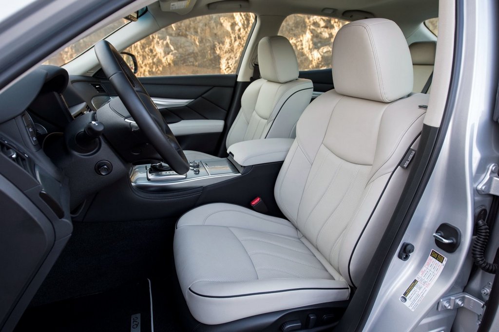 Test van de zakelijke sedan Infiniti Q70