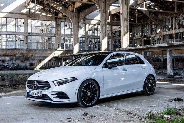 Vijfdeurs premium hatchback Mercedes-Benz A-class van de vierde generatie