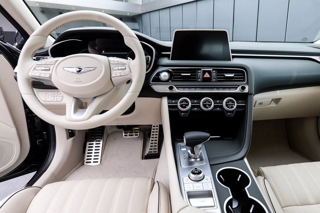 Eerste generatie van de Genesis G70 sedan