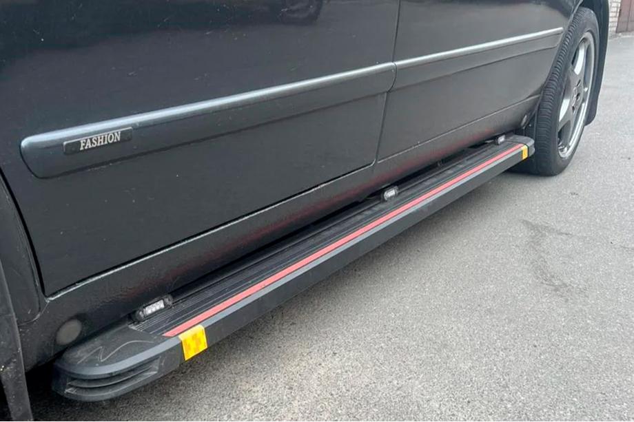 Mercedes Vito W638 1996–2003 Side steps Maya Red (2 stuks, aluminium) Image