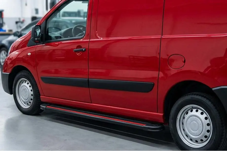Peugeot Expert 2007–2016 Side steps Maya Red (2 stuks, aluminium) Image