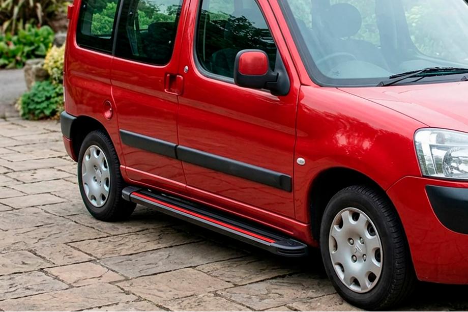 Peugeot Partner 1996–2008 Side steps Maya Red (2 stuks, aluminium) Image
