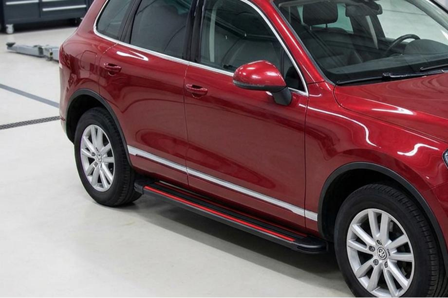 Porsche Cayenne 2003–2010 Side steps Maya Red (2 stuks, aluminium) Image
