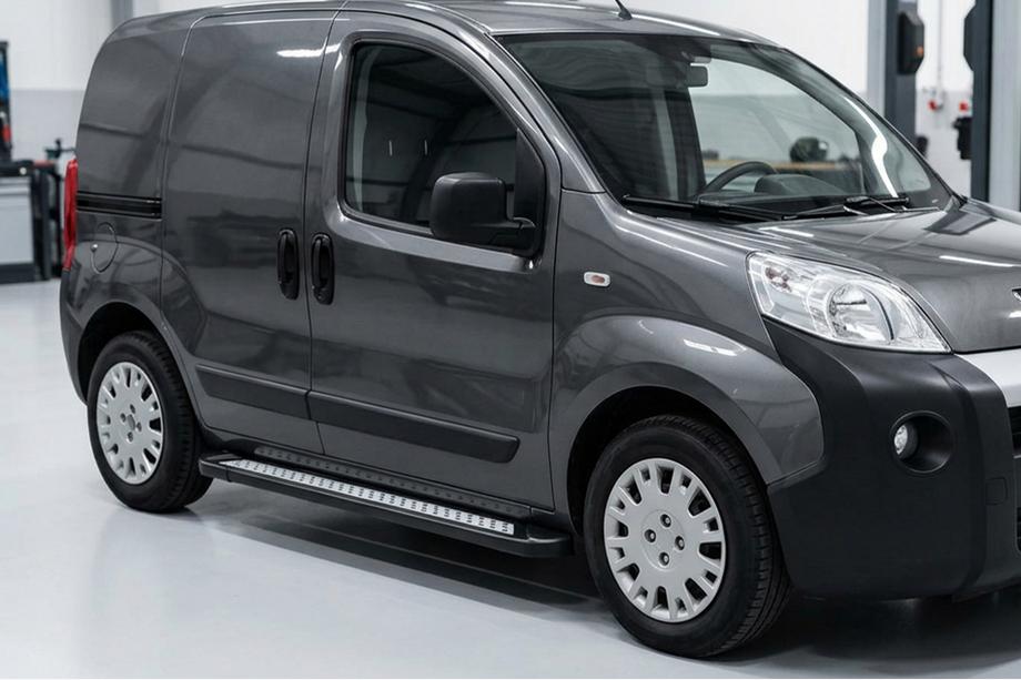 Peugeot Bipper 2008–2017 Side steps New Vision Black (2 stuks, aluminium) Image