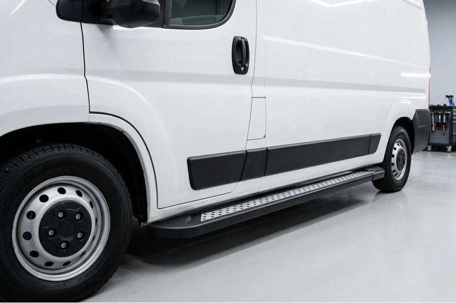 Peugeot Boxer 2006–2025 Side steps New Vision Black (2 stuks, aluminium) Korte wielbasis Image