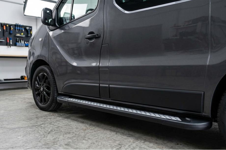Renault Trafic 2015– Side steps New Vision Black (2 stuks, aluminium) Image