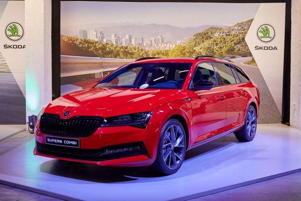 Gefacelifte Skoda Superb Combi-stationwagen