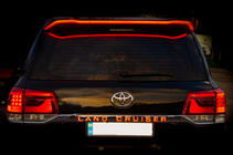 Toyota Land Cruiser 200 2007–2021 LED-strip boven kentekenplaat (2016+) foto 5