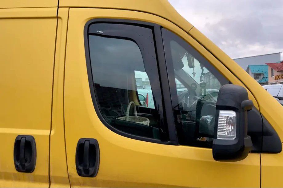 Peugeot Boxer 2006–2025 Insteek raamwindschermen (2 st., HIC) Image