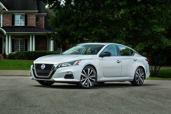 Middenklasse sedan Nissan Altima van de zesde generatie