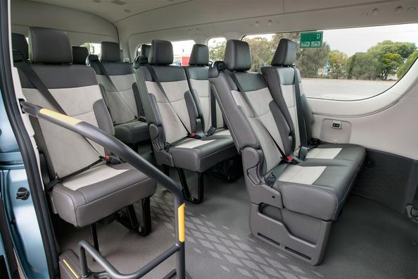 Review van de nieuwe generatie Toyota Hiace-minibus Foto 7