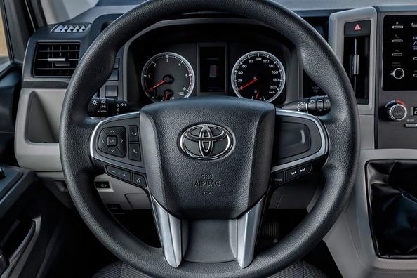 Review van de nieuwe generatie Toyota Hiace-minibus Foto 5