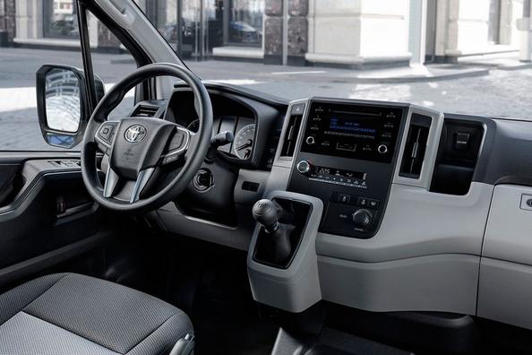 Review van de nieuwe generatie Toyota Hiace-minibus Foto 4