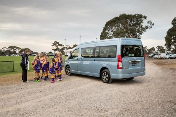 Review van de nieuwe generatie Toyota Hiace-minibus Foto 9