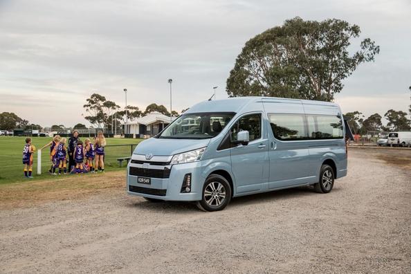 Review van de nieuwe generatie Toyota Hiace-minibus Foto 8