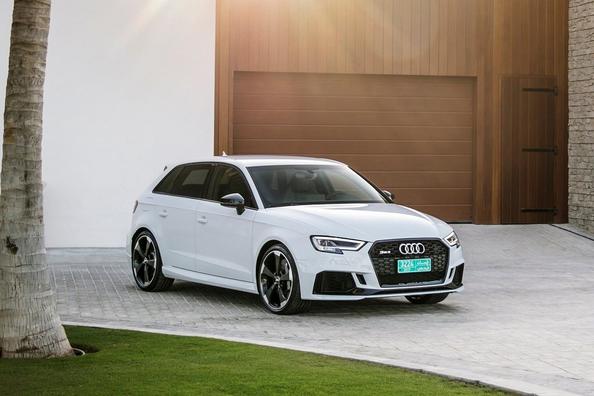 Review van de opgevoerde Audi RS3 Sportback quattro hatchback