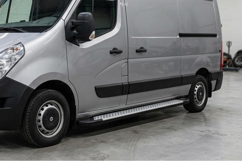 Nissan NV400 2010–2024 X5-type side steps (2 st., aluminium) Image
