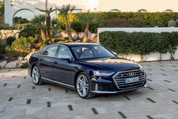 Sportieve luxe sedan Audi S8