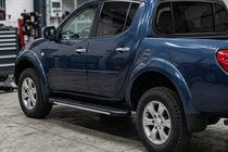 Mitsubishi L200 2006–2015 Bosphorus Grey zijsteps (set van 2, aluminium) foto 1