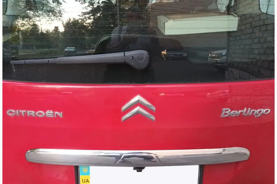 Citroen Berlingo 2008–2018 Chromen sierlijst boven de kentekenplaat (RVS) Image