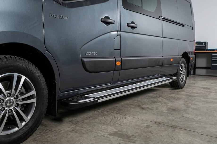 Nissan NV400 2010–2024 Rainbow side steps (2 stuks, aluminium) Image
