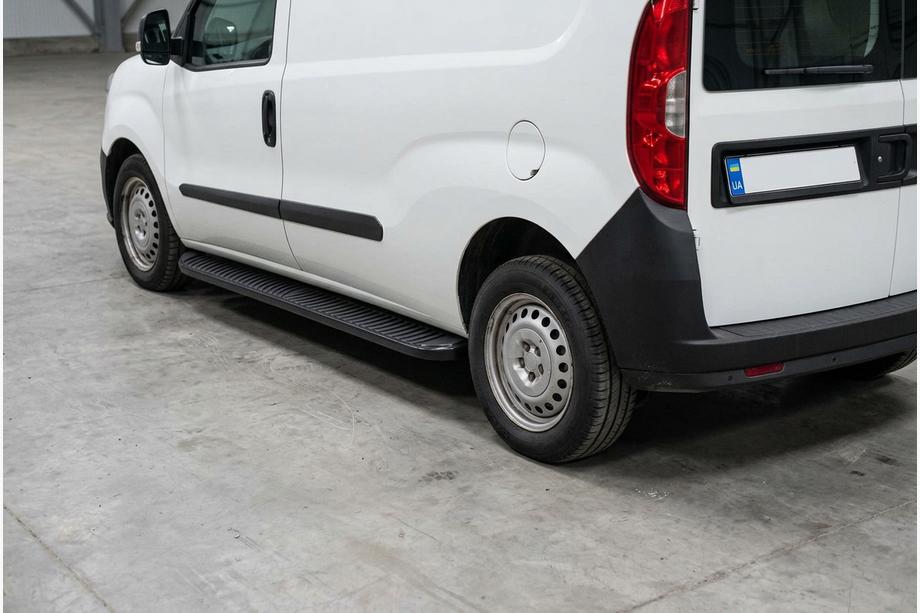 Fiat Doblo II 2010–2022 Side steps Tayga Black (2 stuks, aluminium) Image