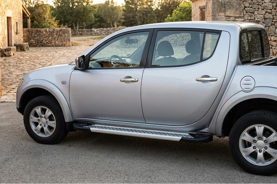 Mitsubishi L200 2015–2024 Side steps New Vision Grey (2 stuks, aluminium) Image