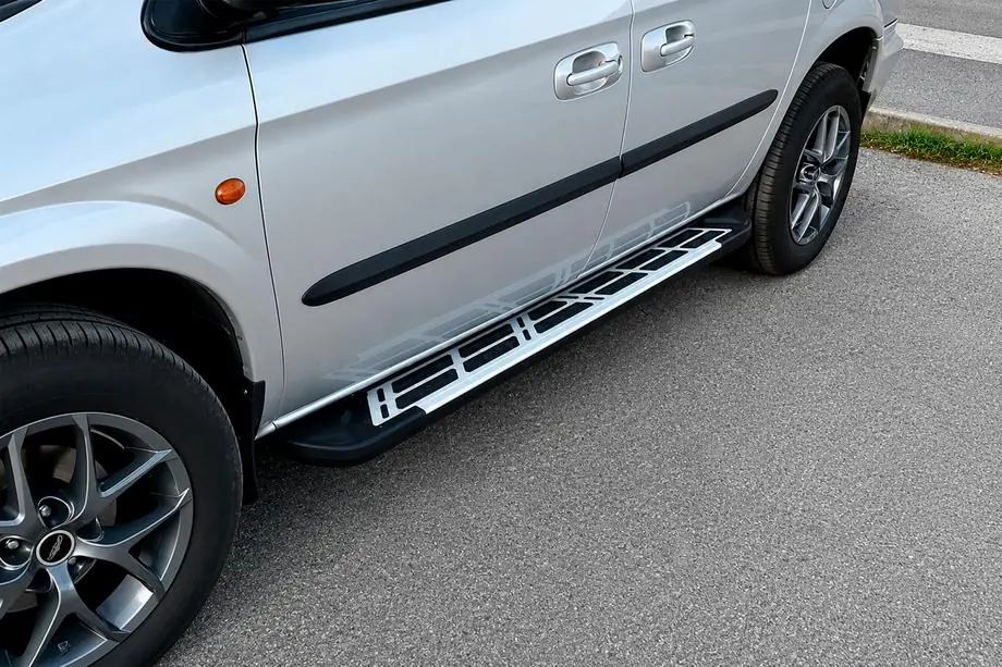 Chrysler Voyager 2001–2007 Sunrise side steps (2 stuks, aluminium) Image