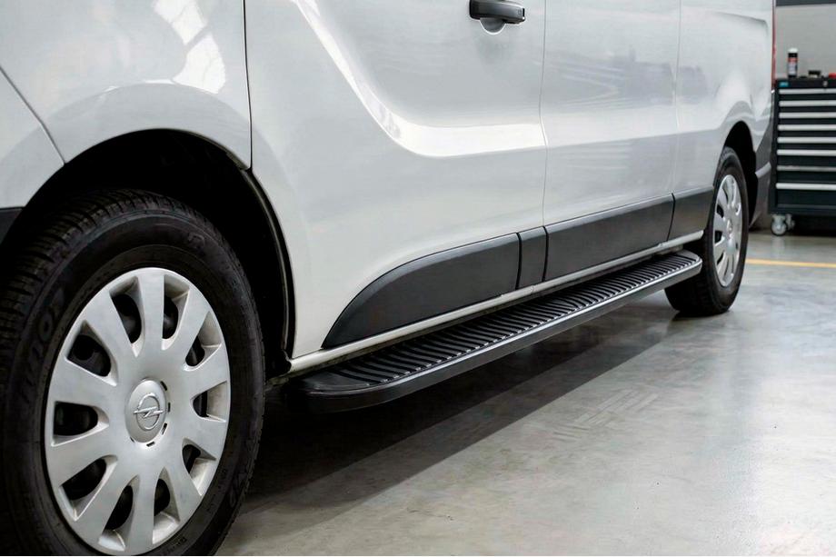 Opel Vivaro 2001–2015 Side steps Tayga Black (2 stuks, aluminium) Image