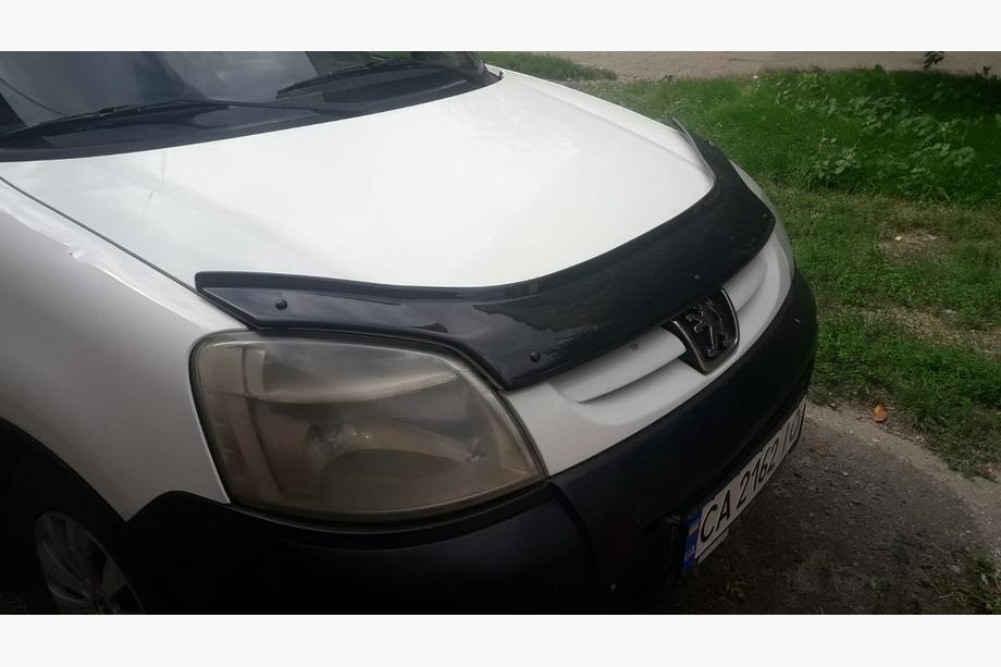 Peugeot Partner 1996–2008 Motorkapdeflector Eurocap (2003-2008) Image
