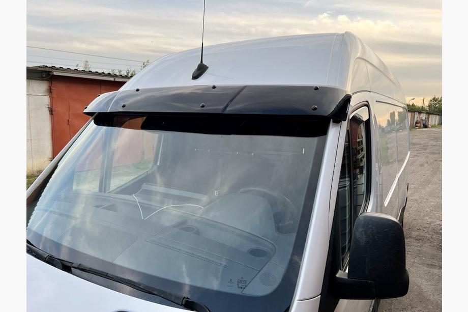 Mercedes Sprinter W907/W910 2018– Voorruitvizier (zwart hoogglans, 5 mm) Foto 1