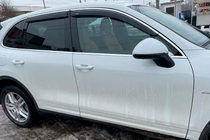 Porsche Cayenne 2010–2017 Raamdeflectoren met chromen sierstrip (4 stuks, HIC) foto 2