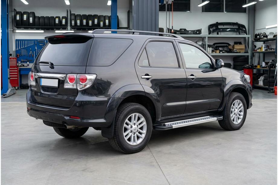 Toyota Fortuner 2006–2015 Side steps New Vision Grey (2 st., aluminium) Image