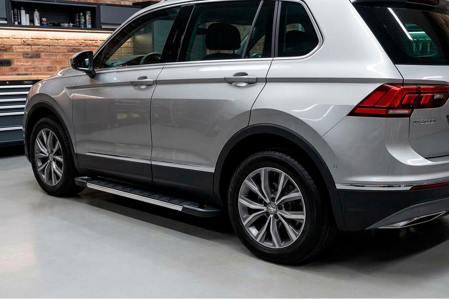 Volkswagen Tiguan 2016–2023 Side steps RedLine V1 (2 stuks, aluminium) Image