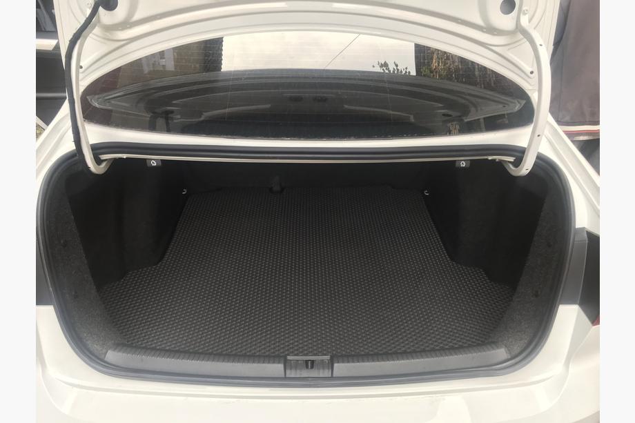 Volkswagen Jetta 2011–2018 Kofferbakmat (EVA, zwart) Foto 4